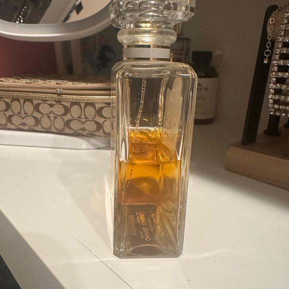 CHANEL No. 5 Eau de Parfum with Gold Hue - Picture 4 of 7